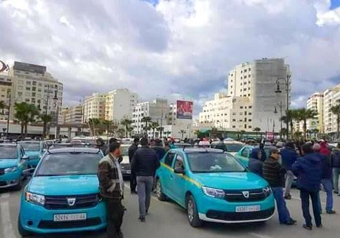 بوقفة احتجاجية للطاكسيات الصغيرة