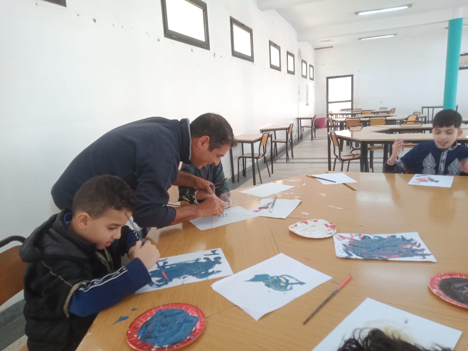 أطفال يرسمون