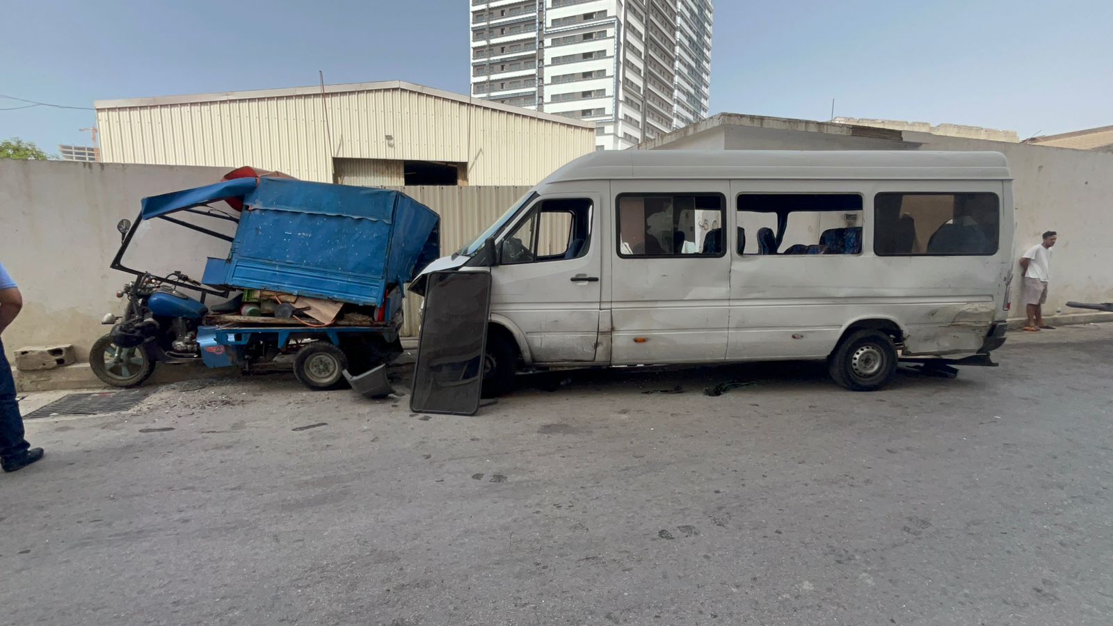 حافلة النقل المزدوج تقتل شخصين بعد هروب سائقها من الشرطة