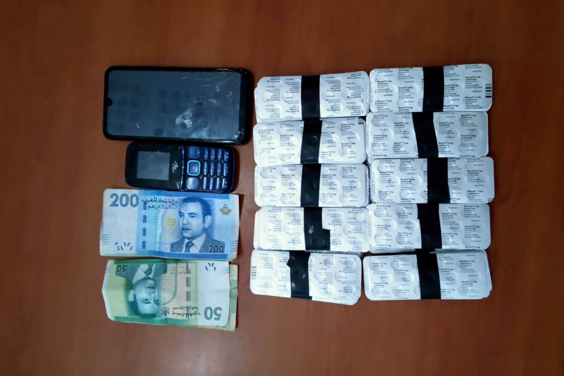 شرطة طنجة تعتقل موزع مخدرات بحوزته 1200 حبة قرقوبي