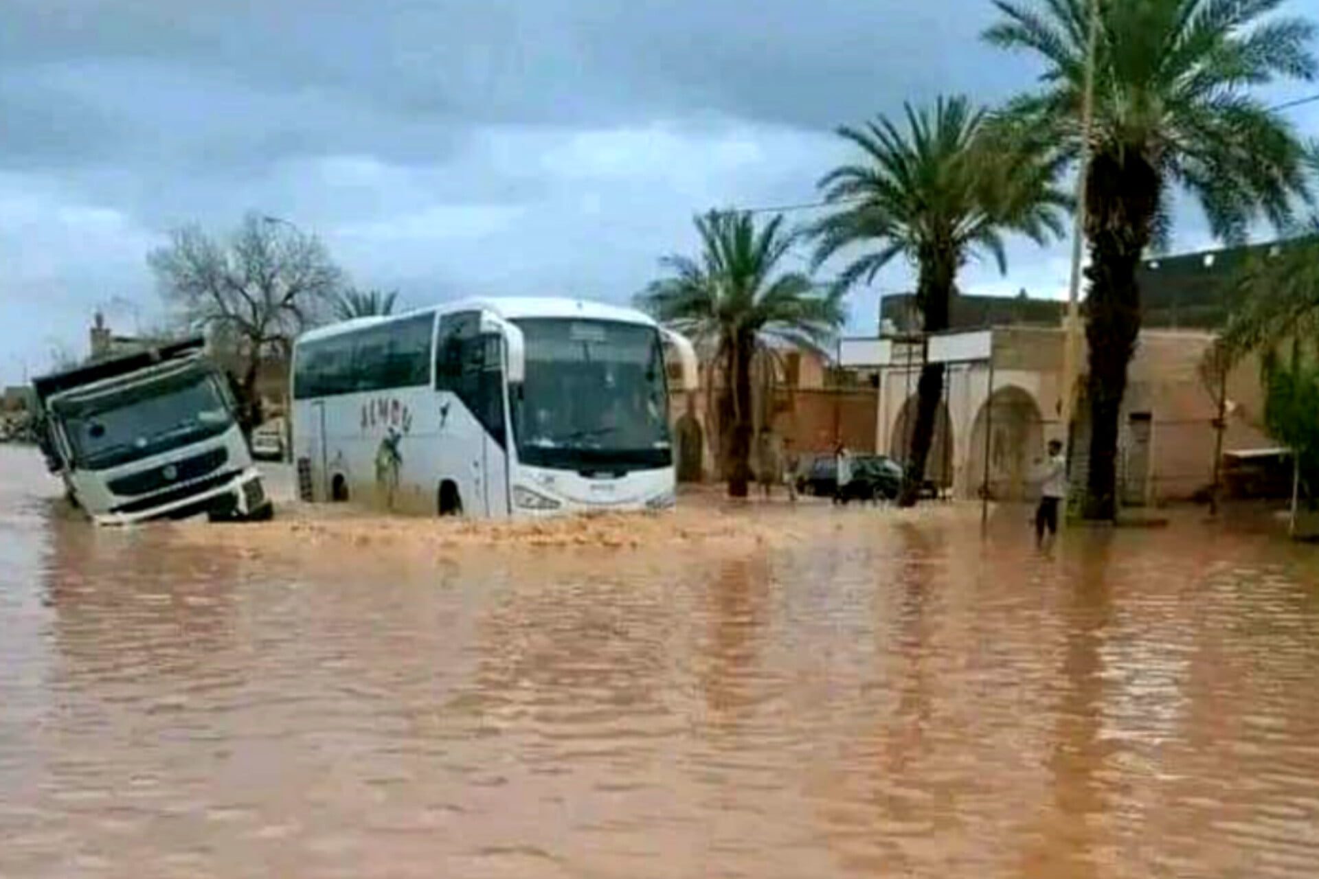 فيضانات ووفايات