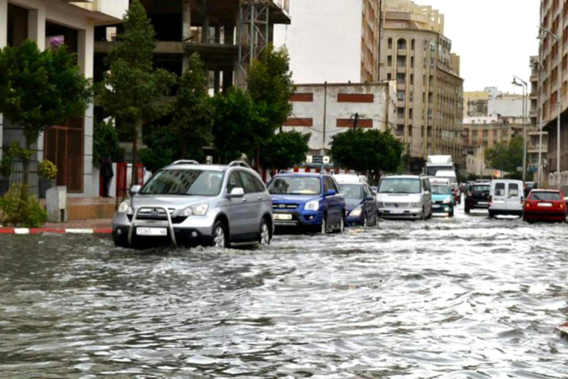 مديرية الأرصاد الجوية تحذر من زخات رعدية قوية بالمغرب