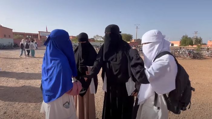 مدير مؤسسة بإقليم السراغنة يمنع تمدرس تلميذات بالنقاب