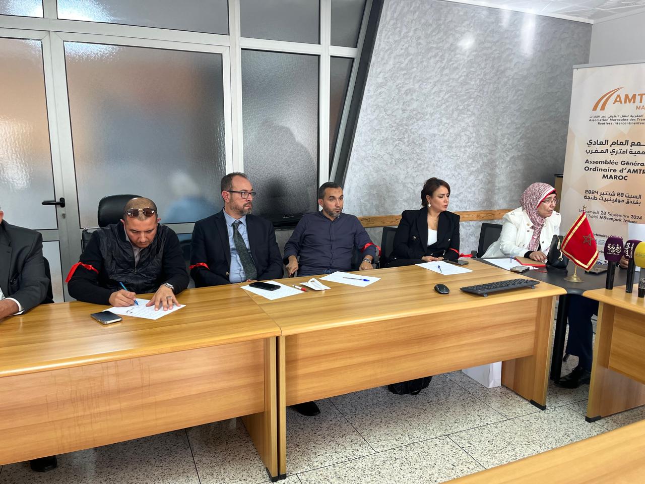 مهنيو النقل الدولي يهددون بشل حركة ميناء طنجة المتوسط