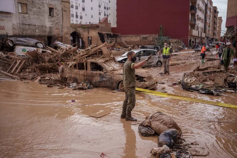 فيضانات إسبانيا.. تسجيل 217 وفاة والبحث عن 2000 من المفقودين
