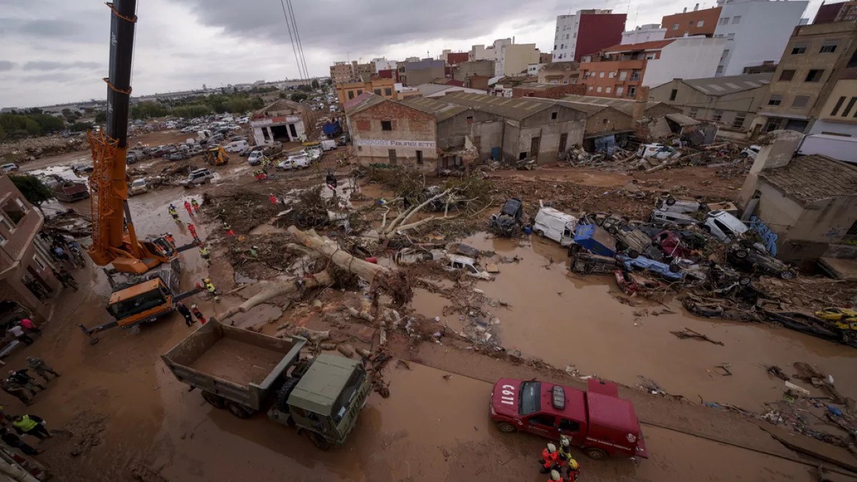 فيضانات إسبانيا.. تسجيل 217 وفاة والبحث عن 2000 من المفقودين