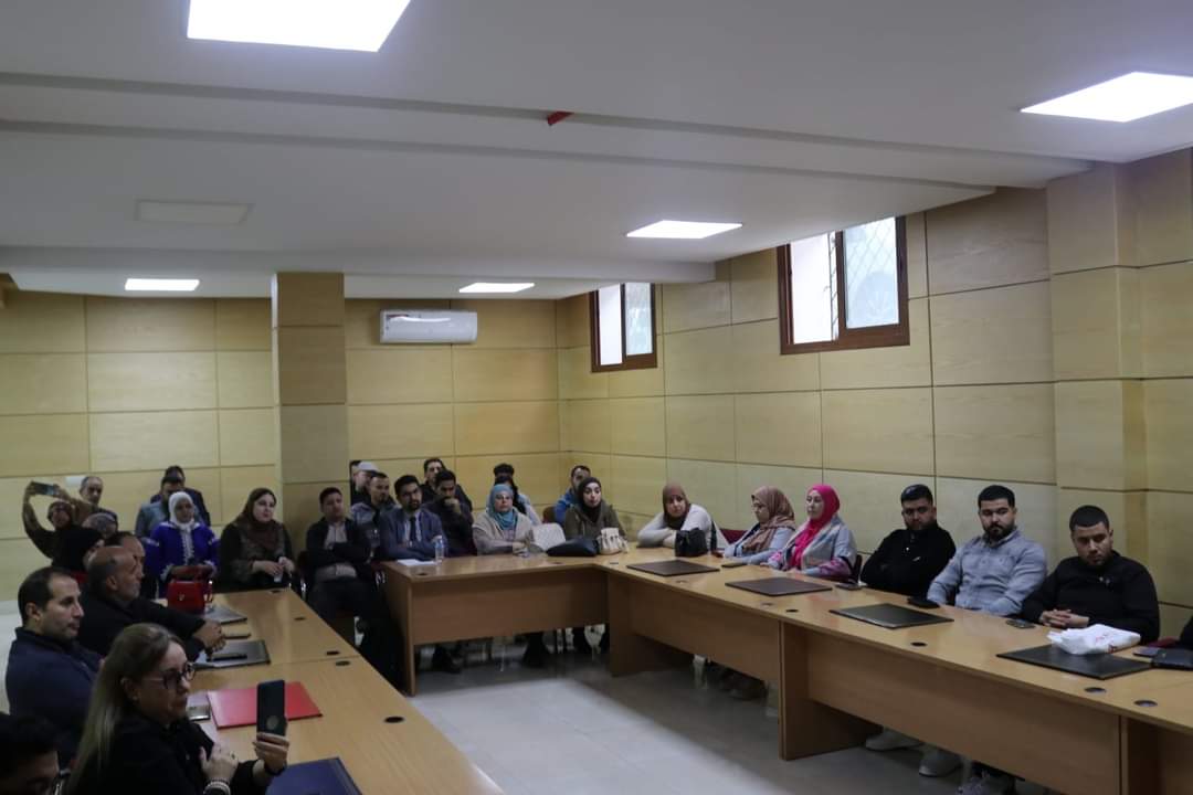 نظمت الهيئة المغربية للمقاولات بجهة طنجة تطوان الحسيمة، مساء الجمعة، بمقر غرفة الصناعة والتجارة والخدمات بالحسيمة، لقاء ضمن فعاليات القافلة الجهوية لبرامج الدعم وآليات التمويل الموجهة للمقاولات الصغرى والمتوسطة، تحت شعار" المقاولة الجهوية رافعة للتنمية المحلية". وعرف لقاء المحطة الثامنة والأخيرة من القافلة، مشاركة مجموعة من المؤسسات من بينها المركز الجهوي للاستثمار بجهة طنجة تطوان الحسيمة، وغرفة الصناعة والتجارة والخدمات، ومؤسسة "تمويلكم" والوكالة الوطنية لإنعاش التشغيل والكفاءات بالجهة، ووكالة التنمية الاجتماعية بإقليم الحسيمة، وكذا التجاري وفابنك. وضمن اللقاء استعرض المشاركون كافة آليات وبرامج الدعم والتمويل والمواكبة للمقاولات، التي توفرها القطاعات العمومية، وكذلك المؤسسات البنكية على صعيد جهة طنجة تطوان الحسيمة، سعيا لتحفيز الاستثمار وتعزيز روح المقاولة. كما عرفت هذه الفعالية الاقتصادية التي حضرها مجموعة من حاملي الأفكار والمشاريع وأرباب المقاولات الصغرى والصغيرة جدا من الإقليم، مناقشة مجموعة من الإكراهات، ودراسة سبل الولوج إلى التمويل بشكل سلس، والاستفادة من برامج الدعم المتاحة. في السياق ذاته، أبرز الرئيس الوطني للهيئة المغربية للمقاولات، رشيد الورديغي، في تصريح لوكالة المغرب العربي للأنباء، أن هذه القافلة التي انطلقت في فبراير الماضي بمدينة تطوان، والتي عرفت جولة حول مختلف عمالات وأقاليم جهة طنجة تطوان الحسيمة، تسعى إلى تقريب المعلومات إلى المقاولين وحاملي المشاريع، خصوصا فيما يتعلق بمسألة التمويل، والتحديات التي يواجهونها. وأوضح أيضا أن القافلة تشكل فرصة لتبادل المعرفة والمعلومات بين المستهدفين، وممثلي المؤسسات المعنية المشاركة في القافلة، مبينا كذلك أدوار الهيئة المغربية للمقاولات المتمثلة في الدفاع عن مصالح المقاولات الصغرى والمتوسطة التي تشكل القسم الأكبر من النسيج الاقتصادي المغربي.