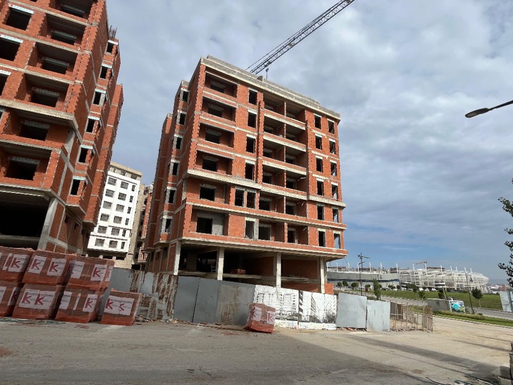 المجمع السكني لا يبعد سوى ب 200 متر عن ملعب طنجة 