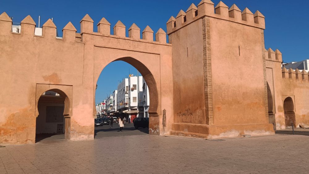 سور سنة سلا العتيقة يخفي داخل أزقته ودروبه حالة كارثية من الاوساخ والقذارة رغم انتعاش قطاع السياحة الذي يوفر فرص الشغل 