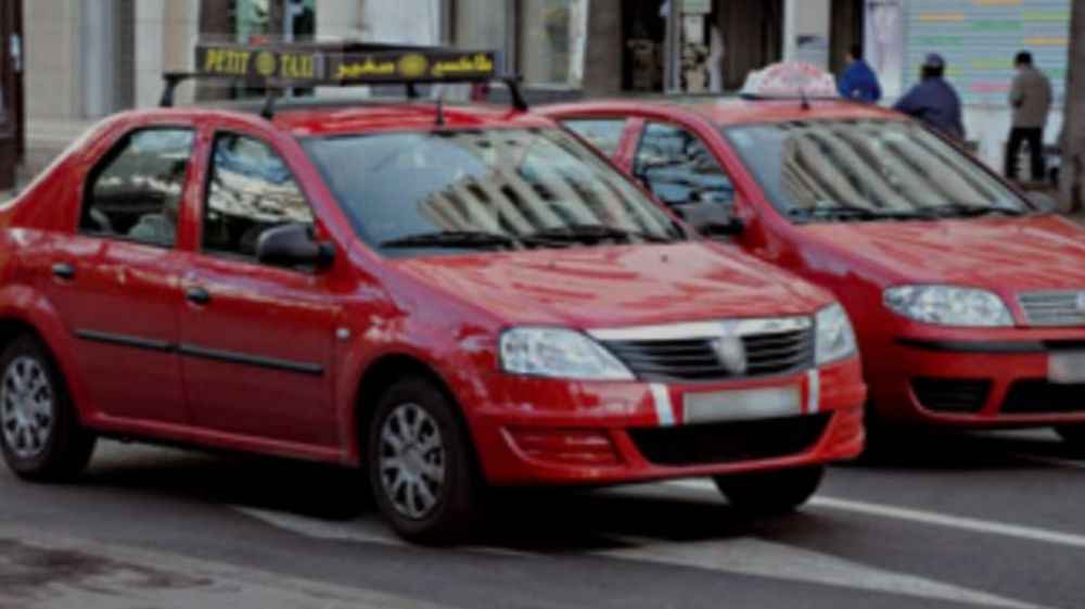 سائقو طاكسيات يحاصرون سيارة تطبيق يانغو كان على متنها ديبلوماسي وزوجته