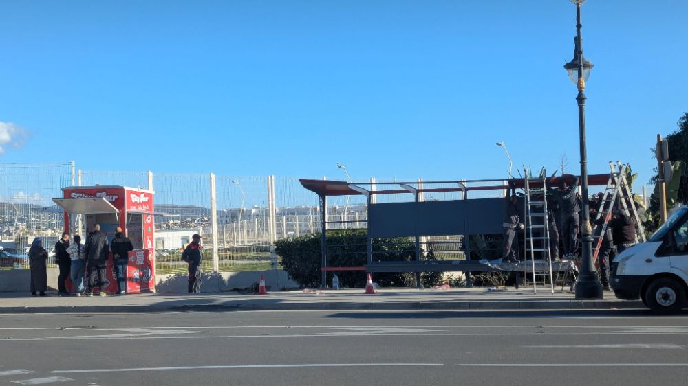 أشغال بناء موقف انتظار الحافلة السياحية قرب ميناء طنجة المدينة