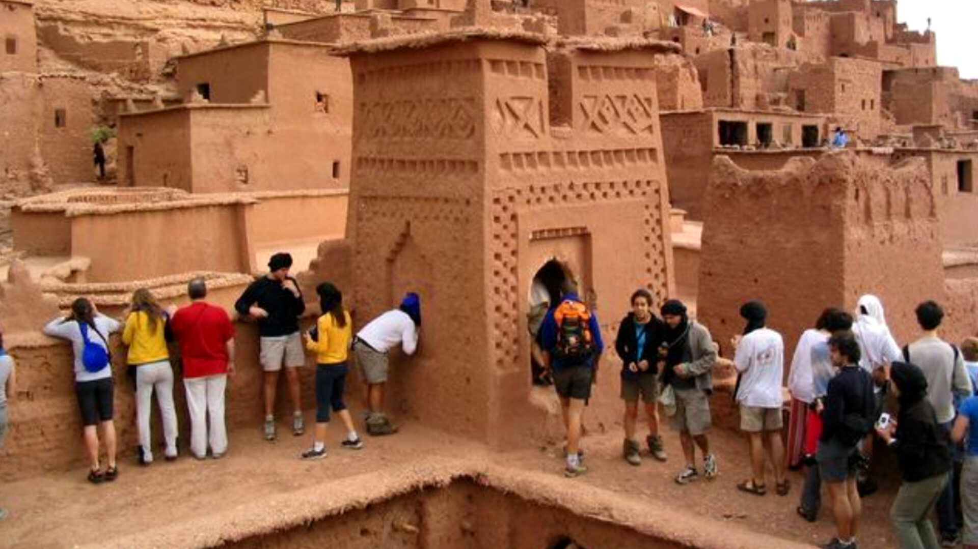 وزارة السياحة تطلق مشروعًا لتطوير 16 قرية سياحية في المغرب باستثمار 188 مليون درهم