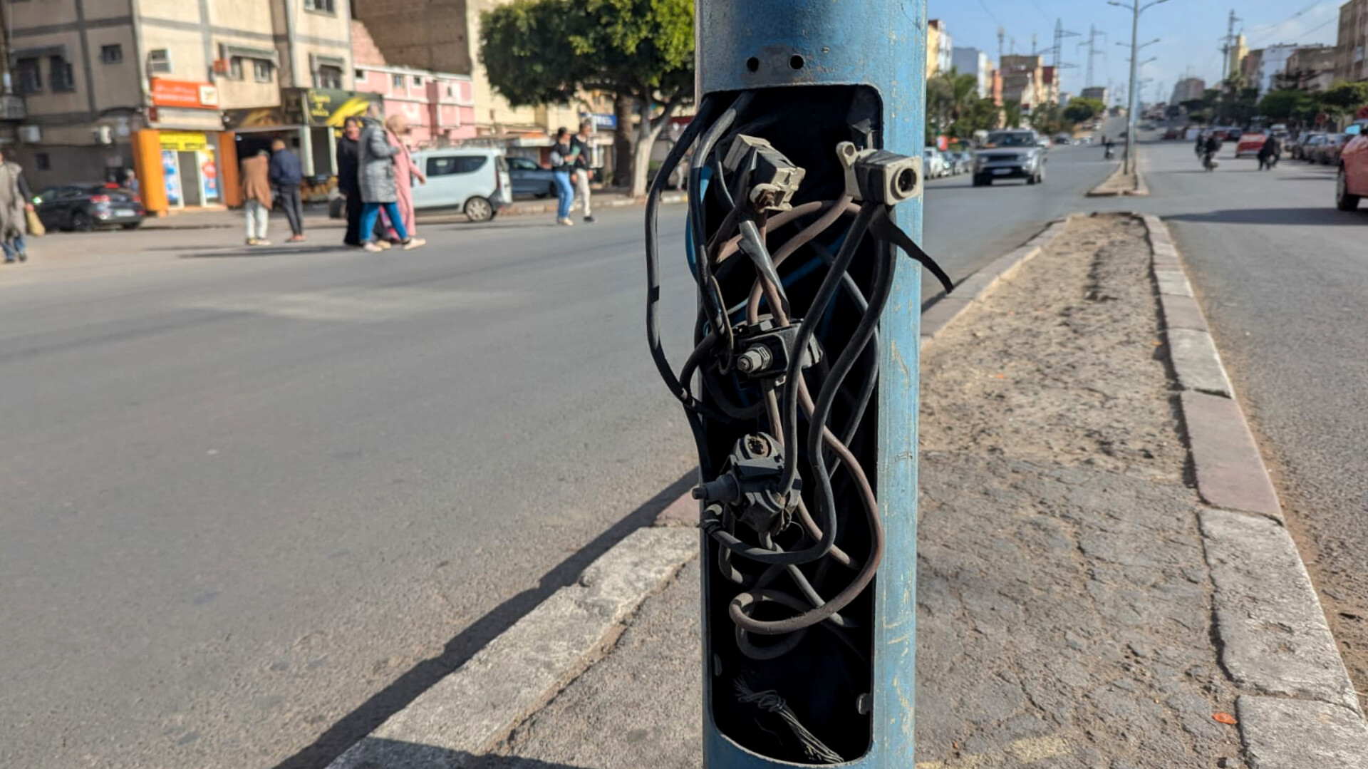 صادم.. مجلس مقاطعة سيدي مومن يستقبل المواطنين بروائح البول