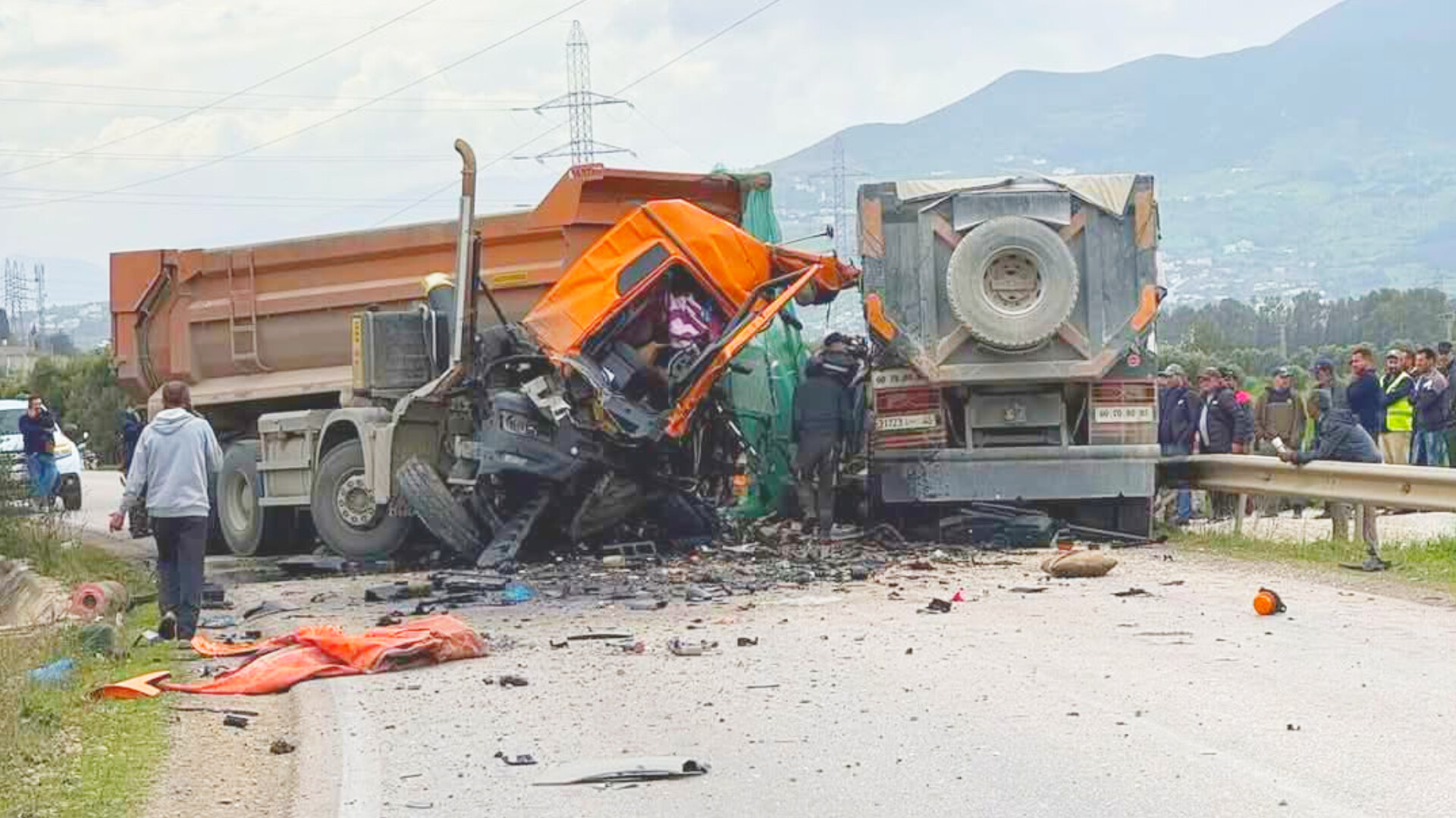 حادث سير مروع يودي بحياة سائقين الشاحنات الكبيرة