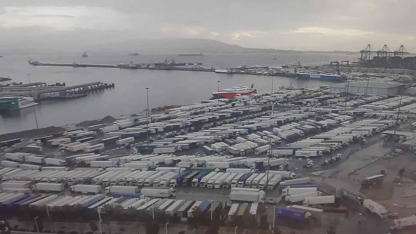 تعثر عبور الشاحنات في ميناء الجزيرة الخضراء إلى طنجة المتوسط