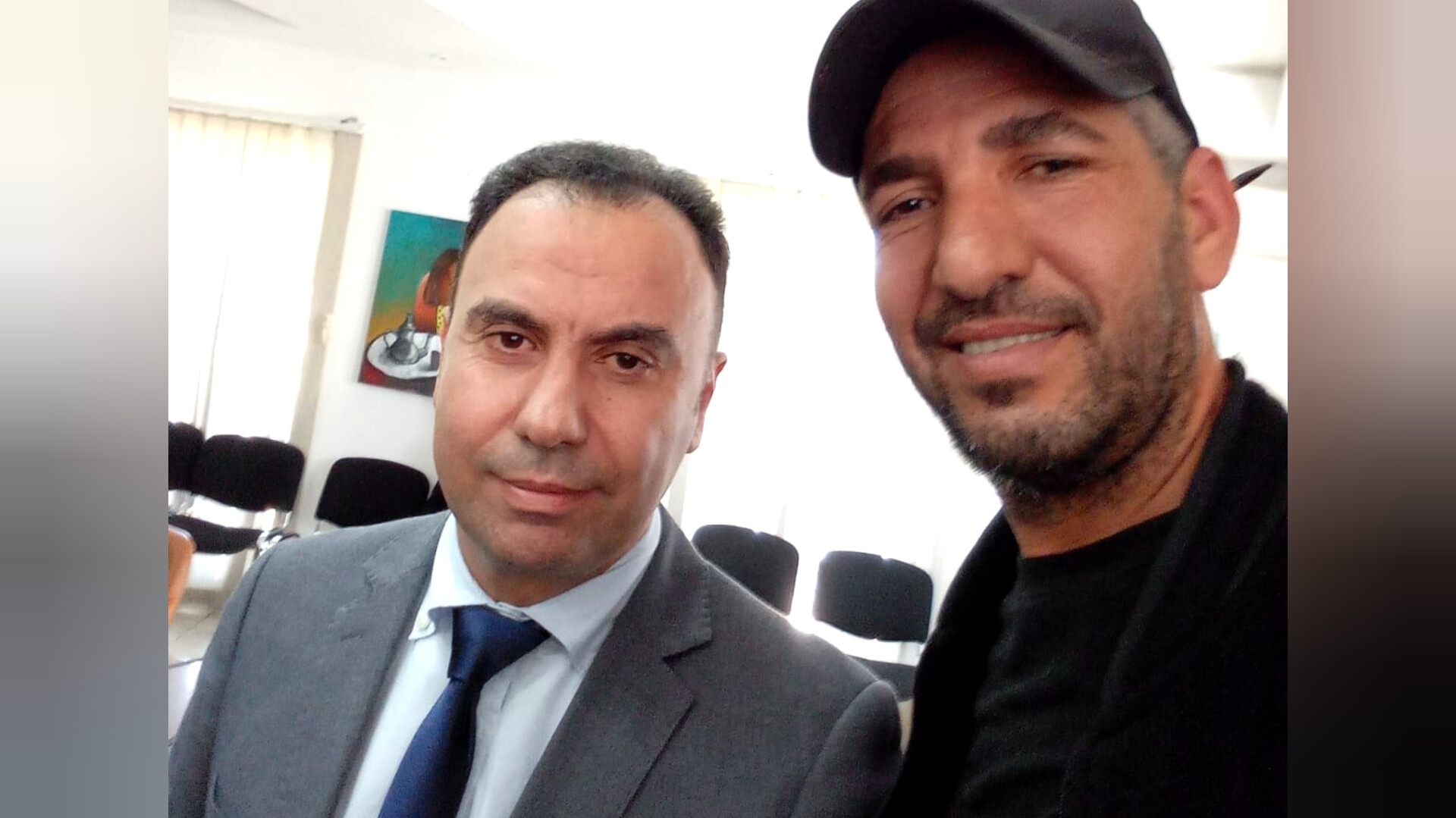 طارق غيلان يلتقط صور تذكارية مع الحضور على هامش أشغال جلسة التصويت 