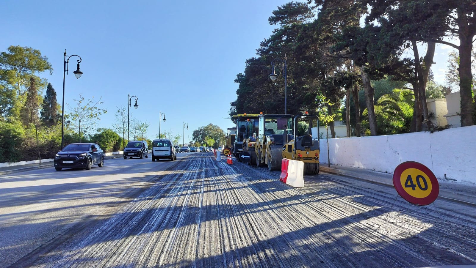 شاب بريطاني يسخر من إنجاز أشغال الطرق كما هو الحال في طنجة..
