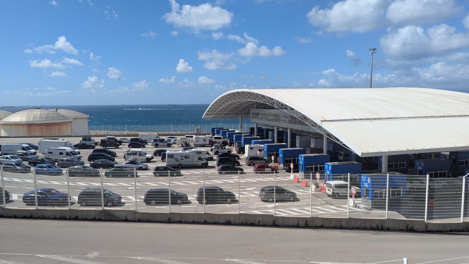 طنجة المتوسط يطلق منصة رقمية لتدبير زيارات شاحنات النقل الدولي عند الاستيراد