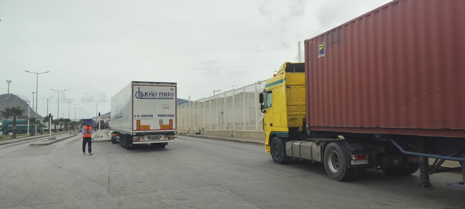 طنجة المتوسط يطلق منصة رقمية لتدبير زيارات شاحنات النقل الدولي عند الاستيراد