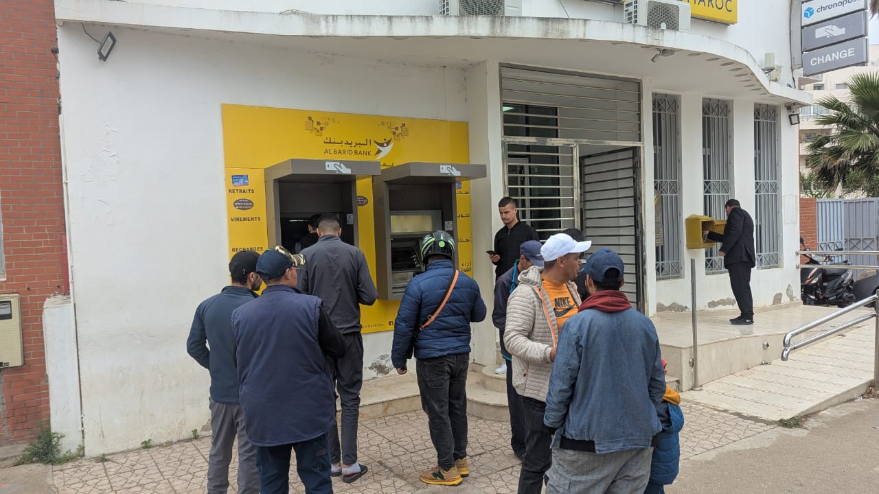 زبناء البريد بنك بطنجة ينتظرون التفاتة المدير العام التويمي بنجلون