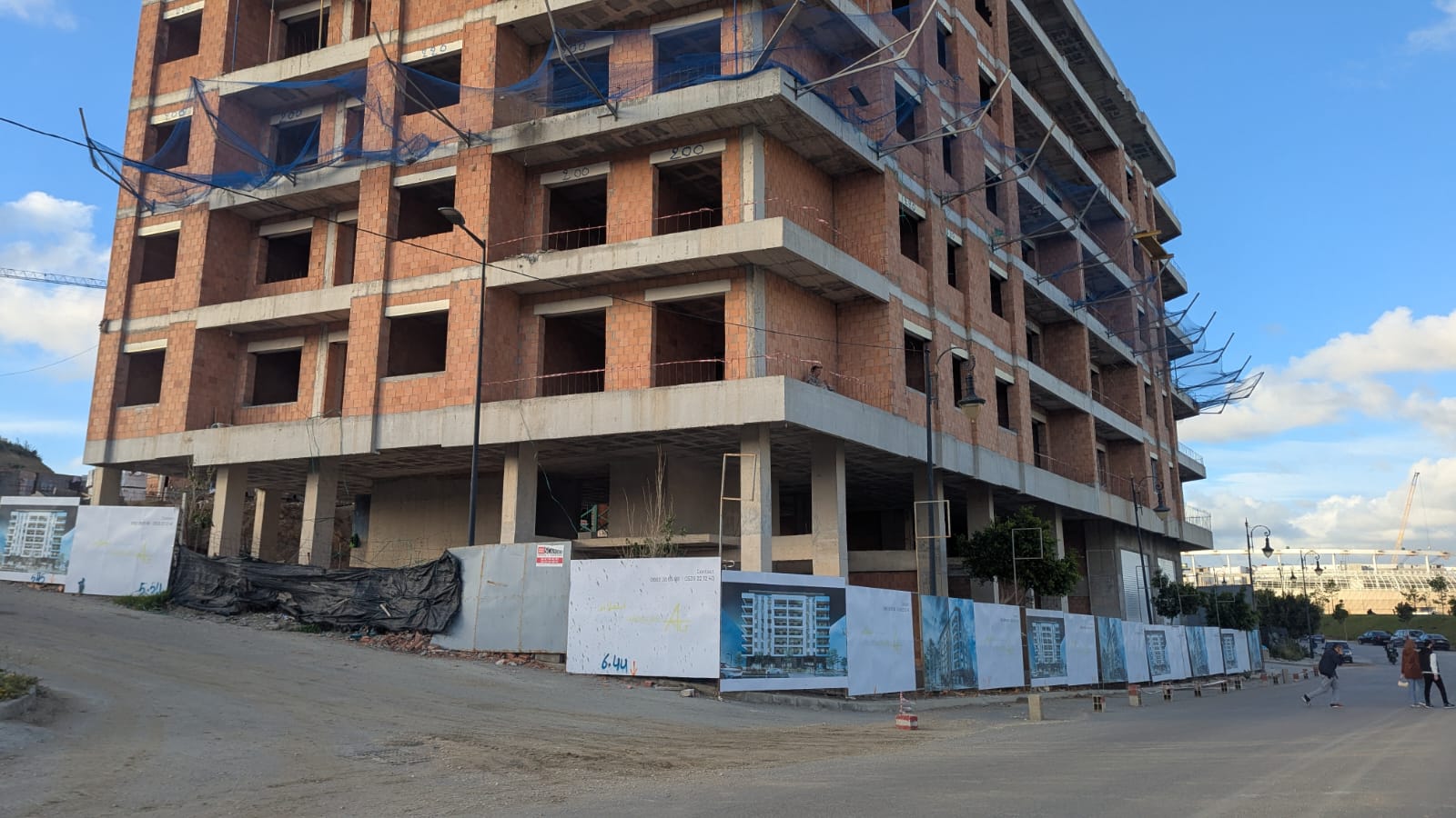 أشغال بناء عمارة قريبة من الشارع تحجب الرؤية عن ملعب طنجة