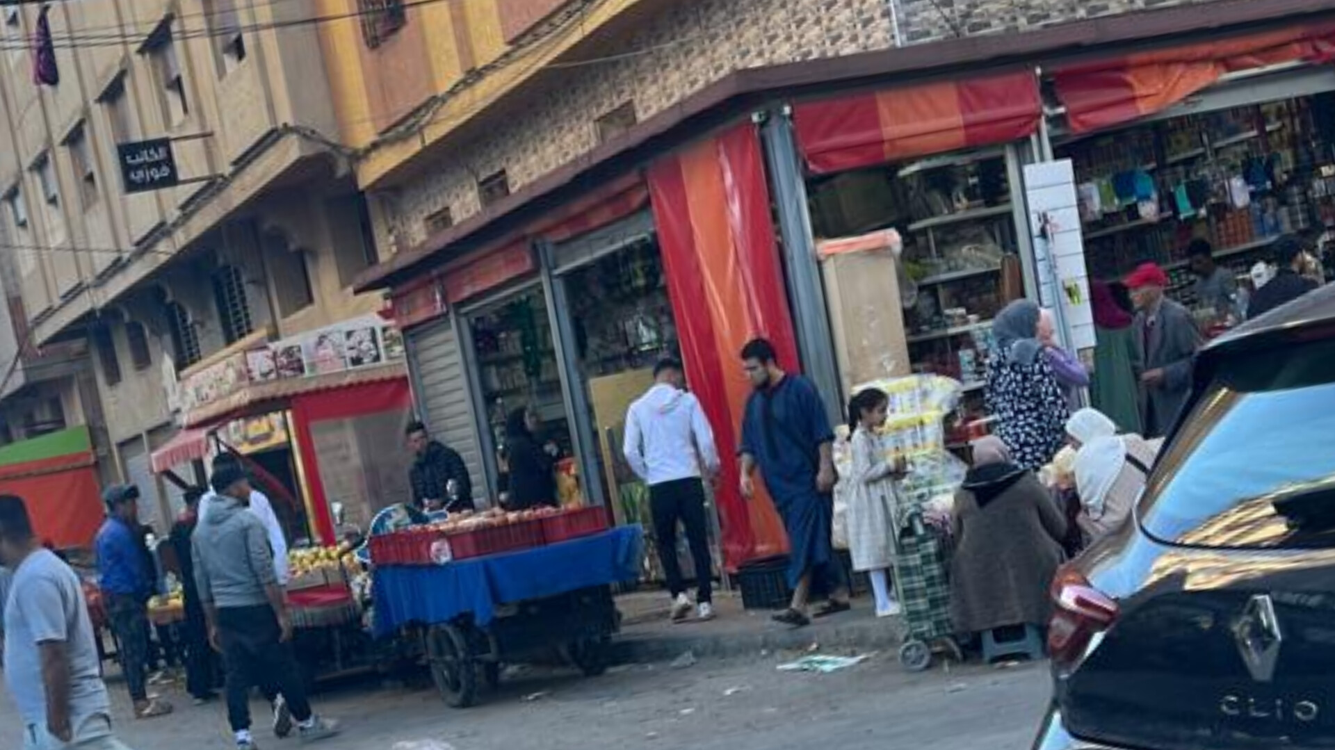محلات تحاري تستولي على الرصيف وتحوله إلى مخزن فوق الأرصفة أمام أنظار الجهات المعنية 