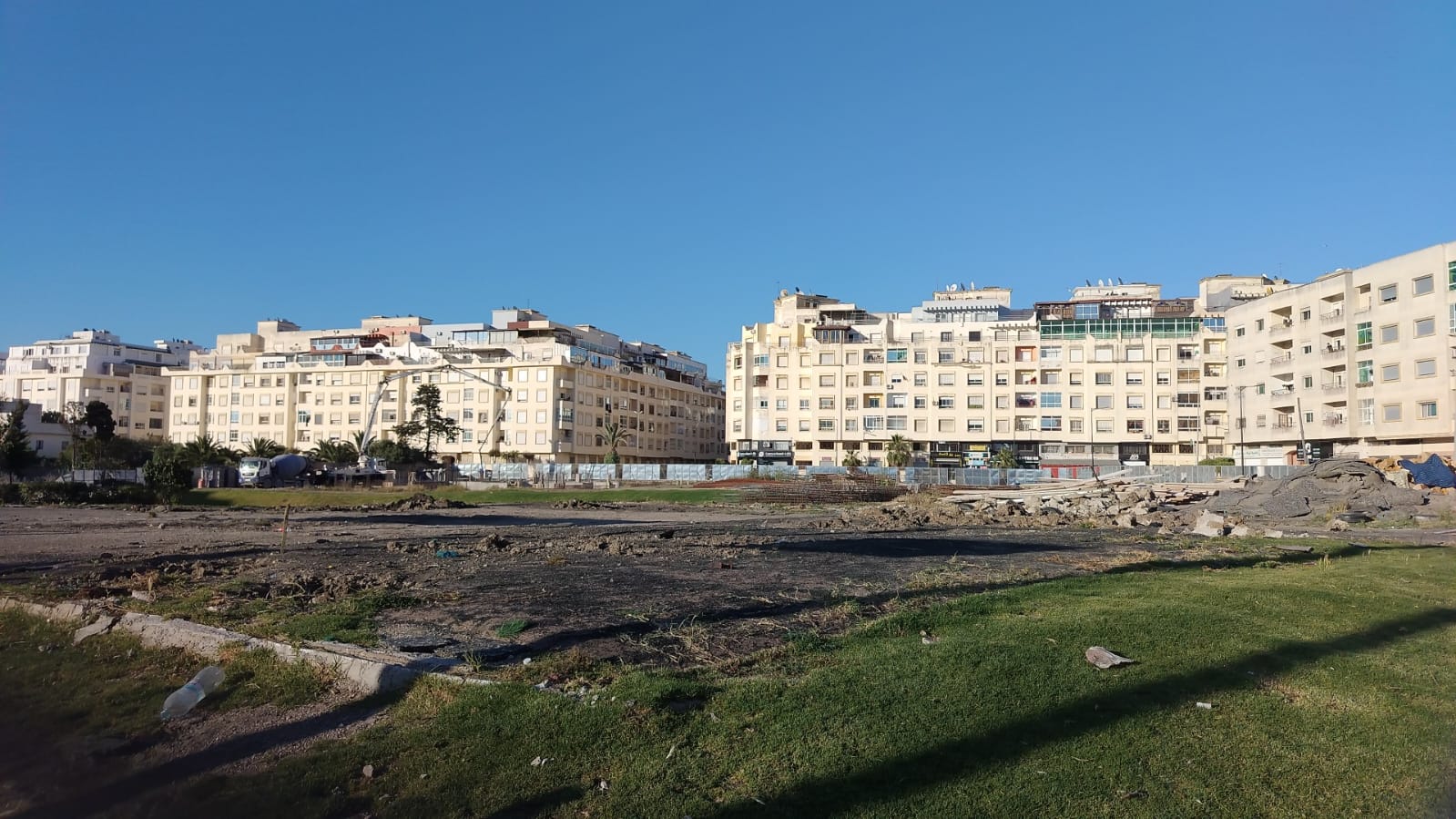 طنجة.. سكان حي مسنانة ينتفضون ضد تسييج فضاء عمومي وتحويله لمشروع إسمنتي