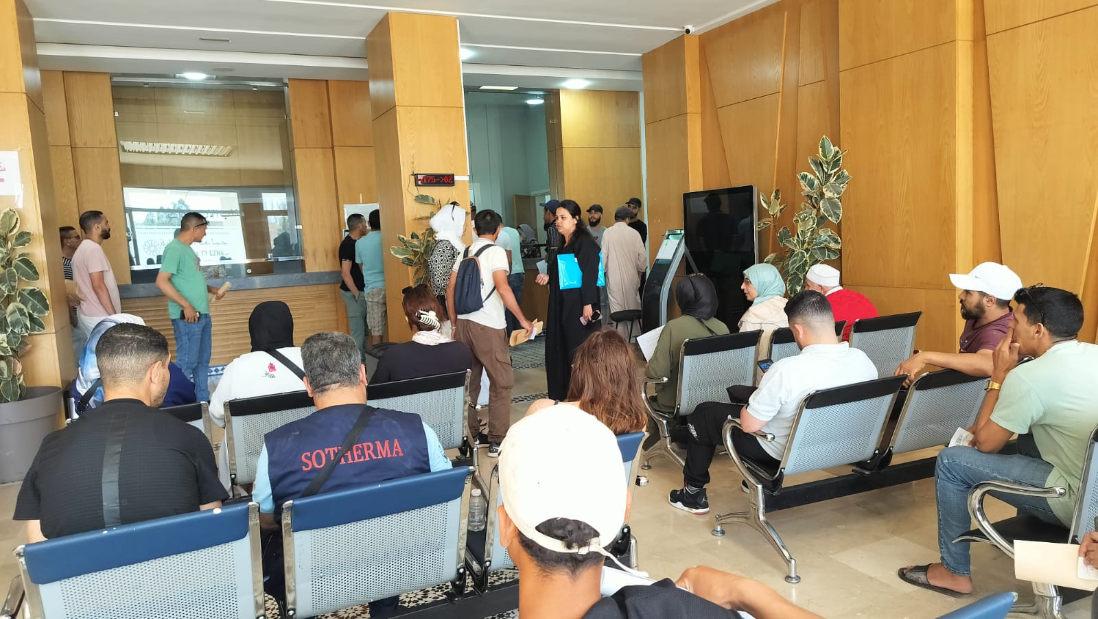 شجارات يومية واحتقان متزايد.. نقص الموارد البشرية بمكاتب التصديق بطنجة يرهق المرتفقين