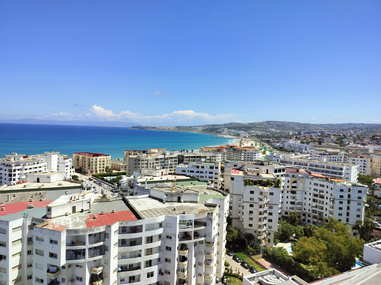 فضيحة مالية جديدة في طنجة.. رصد 3 مليارات لإصلاح كورنيش شاطئه غير صالح للسباحة