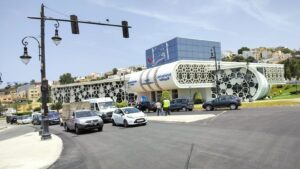 والي جهة طنجة يباغت أوراش الأشغال بشارع هارون الرشيد خلال جولة تفقدية مفاجئة