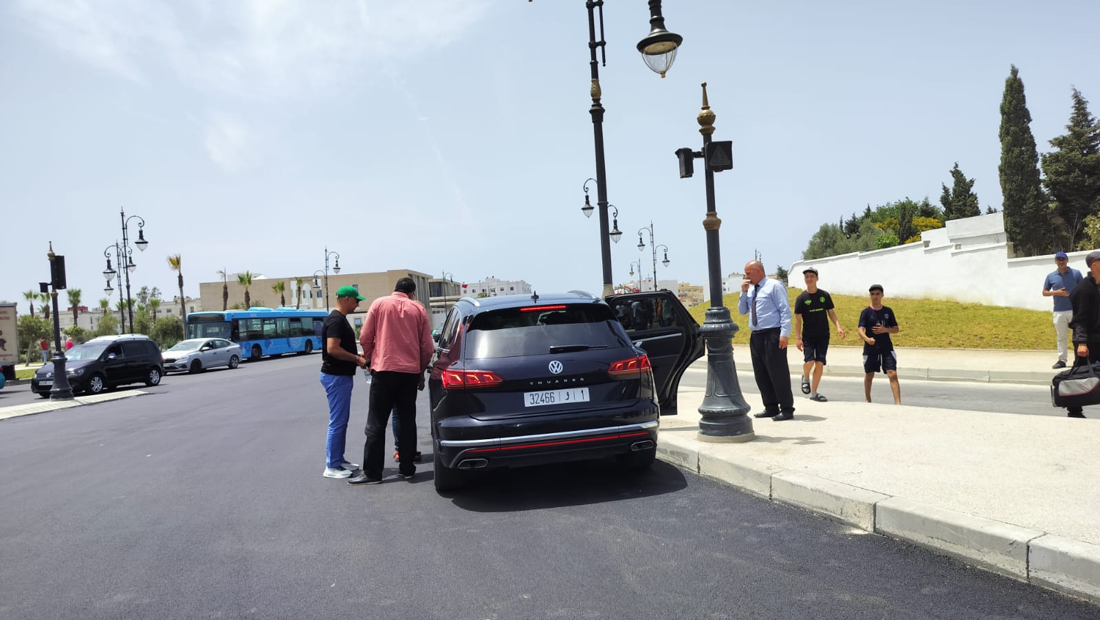 والي جهة طنجة يباغت أوراش الأشغال بشارع هارون الرشيد خلال جولة تفقدية مفاجئة