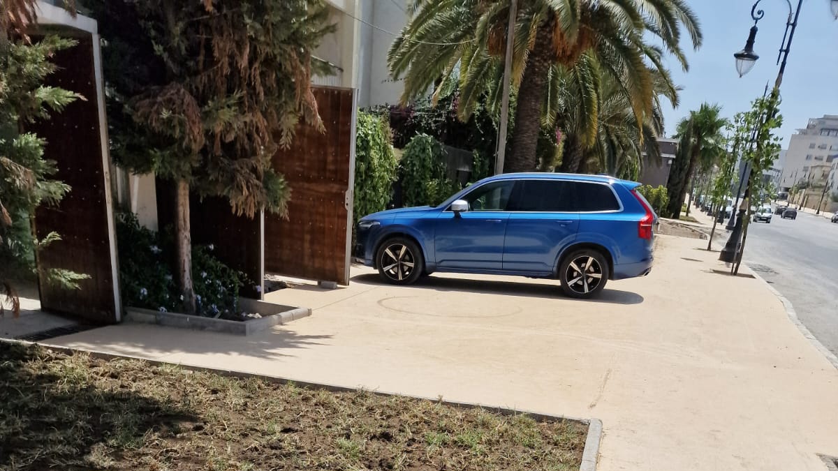 طنجة.. الأرصفة تتحول إلى مواقف عشوائية تعرّض الراجلين للخطر وسط غياب الردع