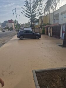 طنجة.. الأرصفة تتحول إلى مواقف عشوائية تعرّض الراجلين للخطر وسط غياب الردع