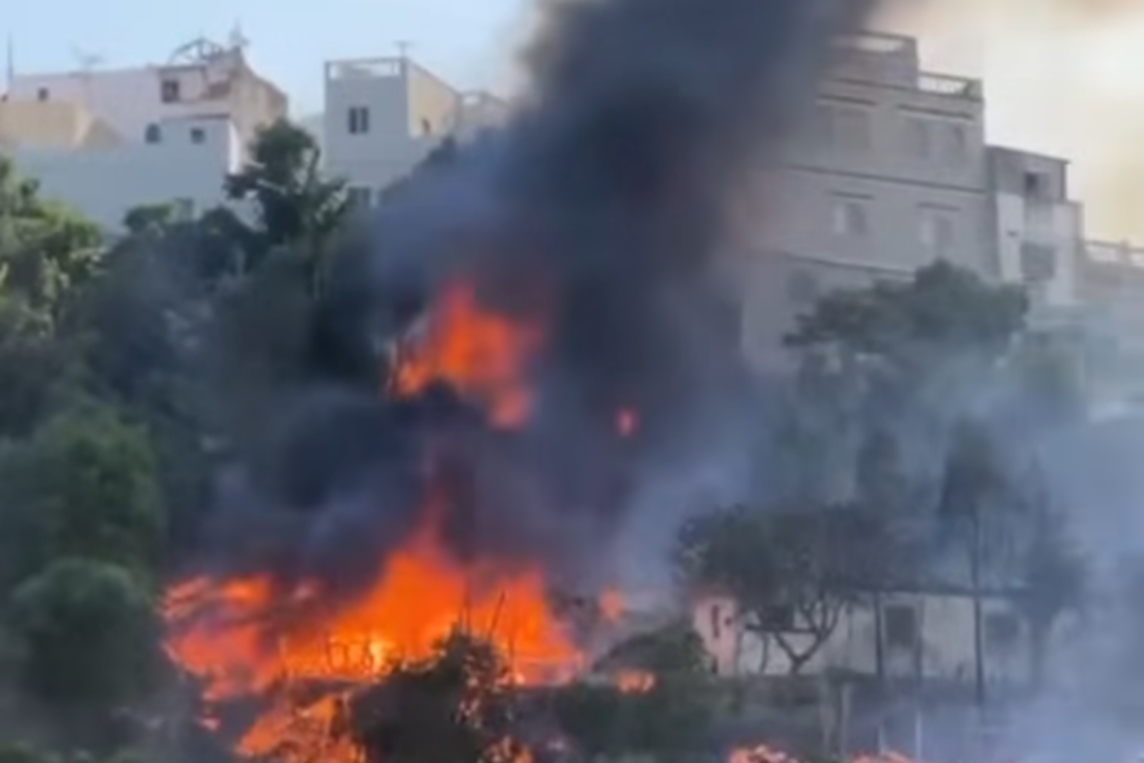 حريق بمنطقة خضراء في طنجة يتسبب في اختناق سيدتين