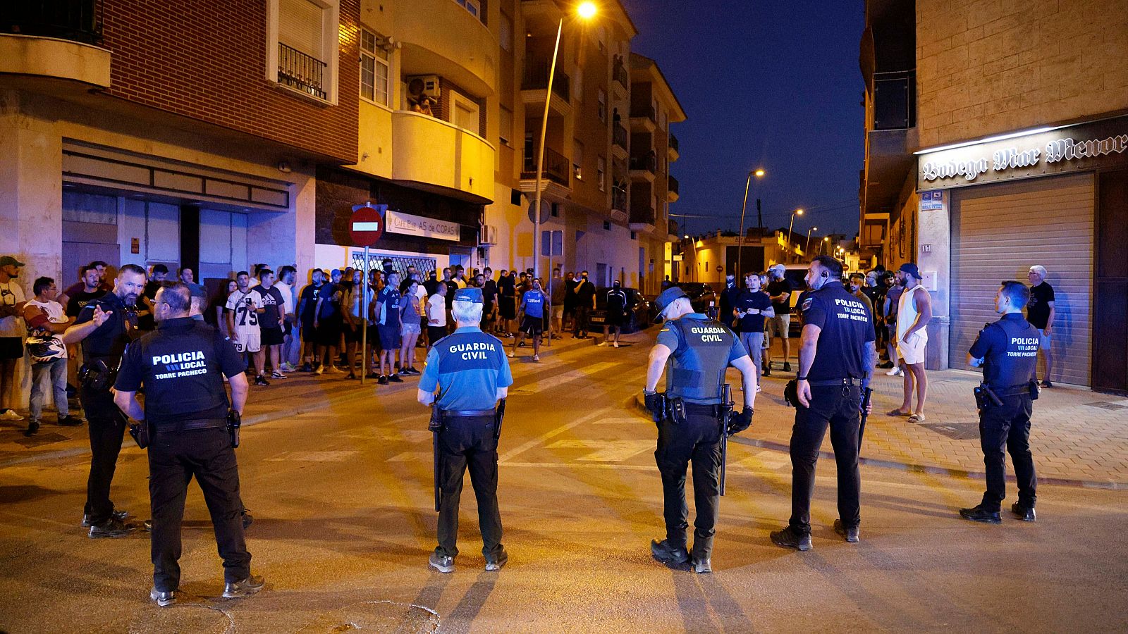 الشرطة الإسبانية تدفع بتعزيزات أمنية نحو إقليم مورسيا بعد ليلتين من العنف بين المهاجرين المغاربة والسكان المحليين