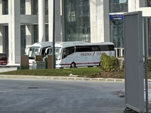 حافلتين امام الملعب الكبير بطنجة