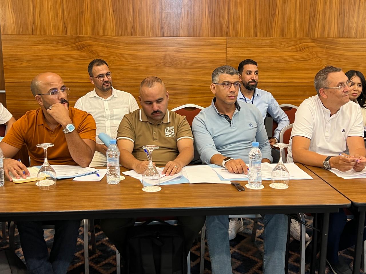 أعضاء نادي الفاعلين الاقتصاديين يتابعون بإهتمام شروحات العرض 