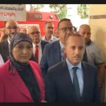 سيدة أثارت الجدل بحضورها وسط تساؤلات عن موقعها في الوفد الرسمي للوزير