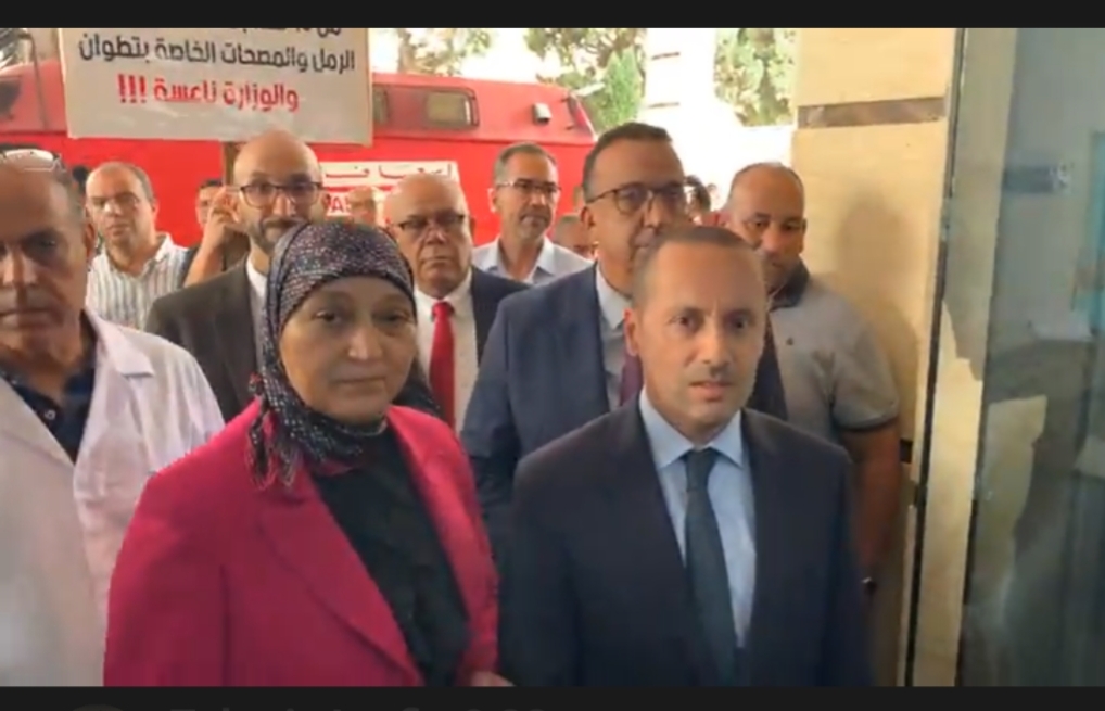 سيدة أثارت الجدل بحضورها وسط تساؤلات عن موقعها في الوفد الرسمي للوزير