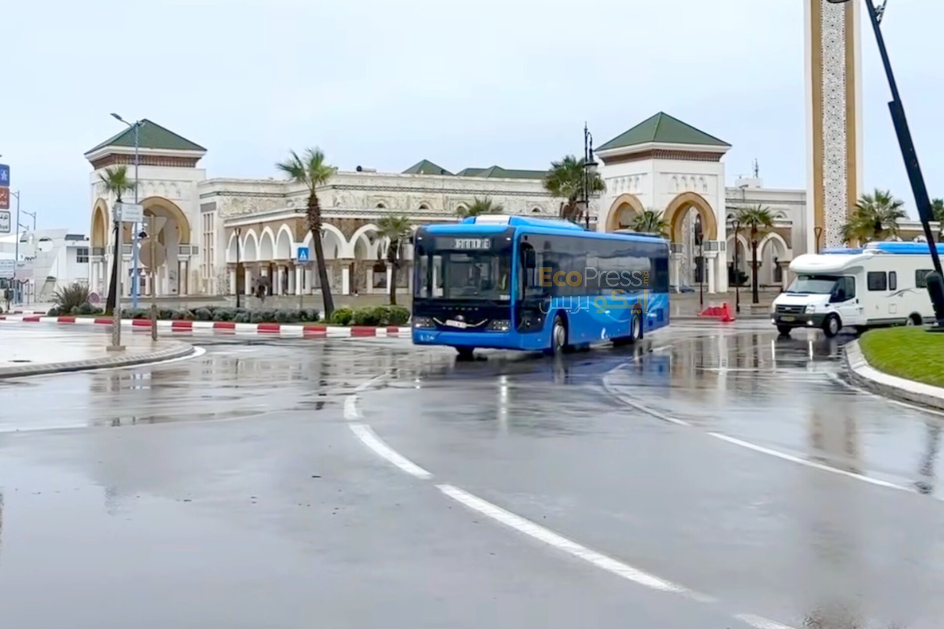 طنجة.. مطالب سياسية بتعزيز تجهيزات النقل العمومي وحماية محطات الحافلات لفائدة الساكنة