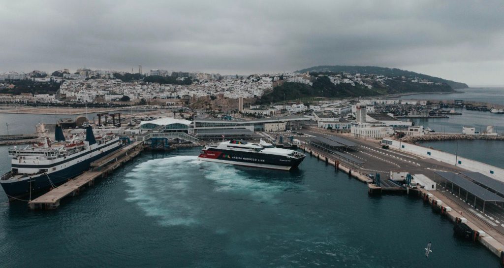 يتميز الخط البحري طنجة طريفة بسلاسة العبور وسرعة الوصول ذهاب وإياب 