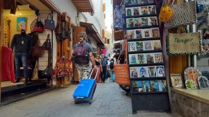سياح يتجولون داخل أزقة المدينة العتيقة بطنجة 