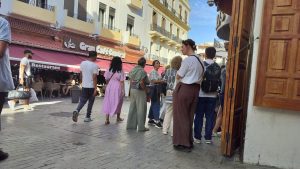 سياح أجانب بالمدينة القديمة بطنجة 