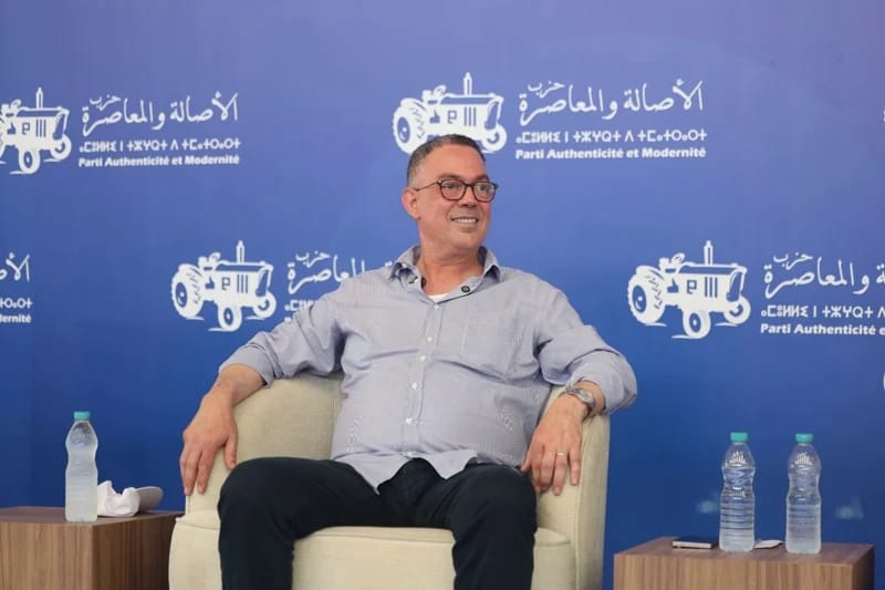 خبير اقتصادي يهاجم تعدد مناصب فوزي لقجع ويضعها في مقارنة مع مسؤولين دوليين