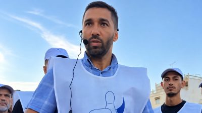 بإمكانيات متواضعة.. عمر العباس يرفع السقف على الوجوه القديمة في أول ظهور ميداني له خلال الحملة الانتخابية