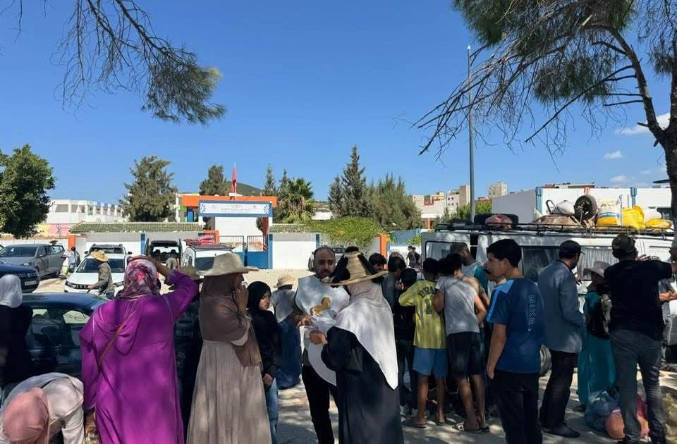 ربيع ربيع الخمليشي وكيل لائحة الاتحاد الدستوري مع وكيلة لائحة حزب العدالة والتنمية سعاد بولعيش خلال جولاتهم التواصلية بالسوق الأسبوعي ينزل إلى سوق خميس أنجرة ويكثف التواصل المباشر مع المواطنين