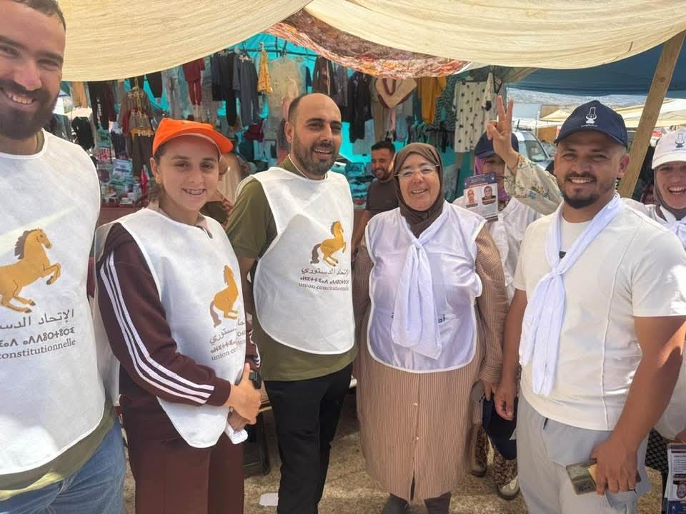 رربيع الخمليشي وكيل لائحة الاتحاد الدستوري مع وكيلة لائحة حزب العدالة والتنمية سعاد بولعيش خلال جولاتهم التواصلية بالسوق الأسبوعي