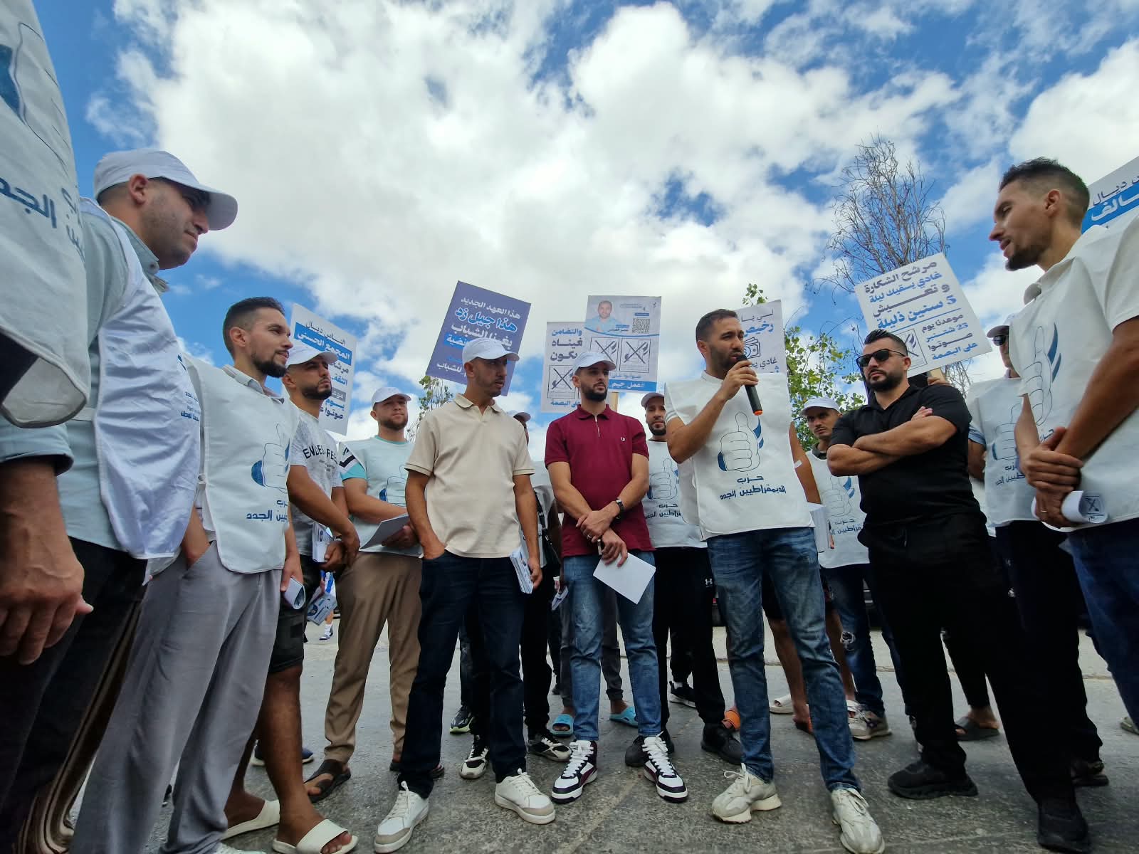 وكيل لائحة حزب الديموقراطيين الجدد عمر العباس يتواصل مع ساكنة مدينة طنجة