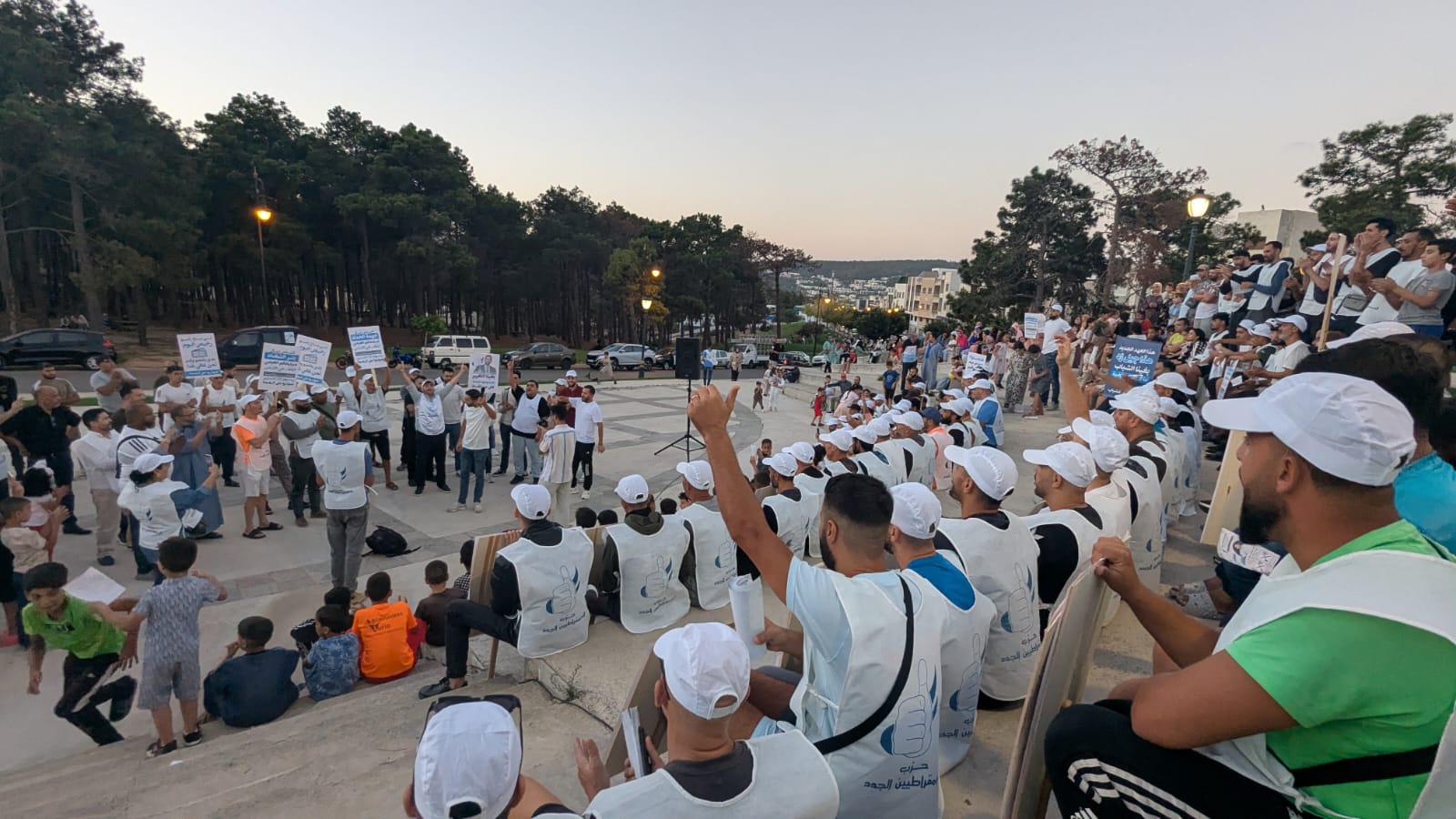 جانب من الحملة التواصلية لوكيل لائحة حزب الديمقراطيين الجدد عمر العباس بحي الرهراه 