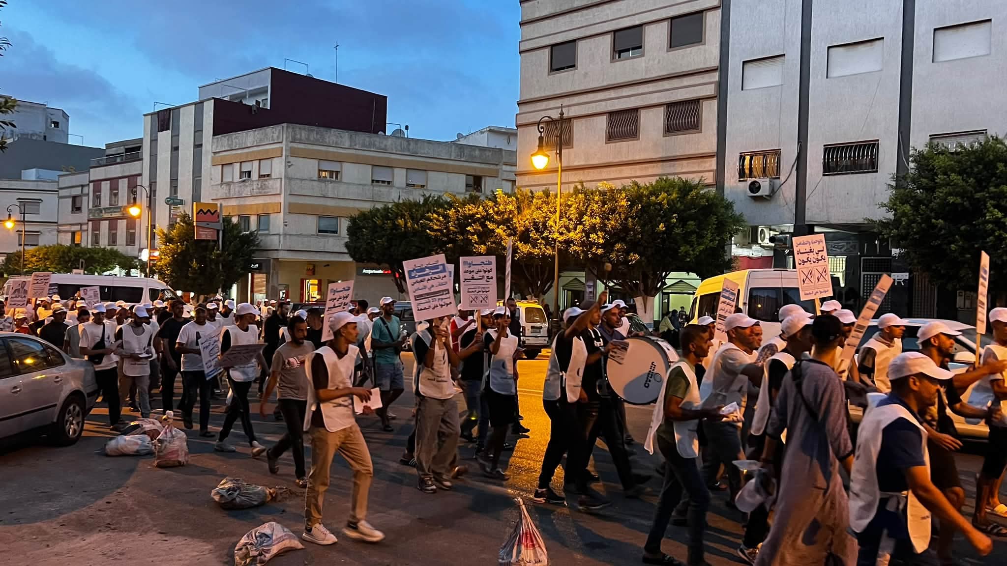 جولة تواصلية لحملة عمر العباس بأحد أحياء مدينة طنجة وسط التفاف شبابي بارز